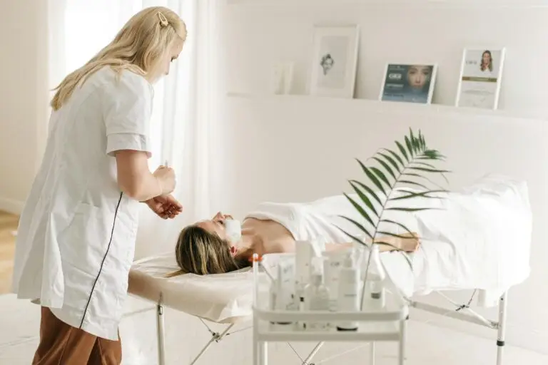 Esteticista preparando cliente para tratamento facial em clínica de estética