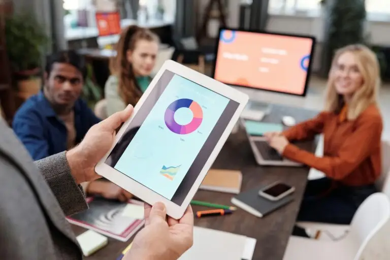 Equipe de marketing analisando resultados de campanhas em um tablet