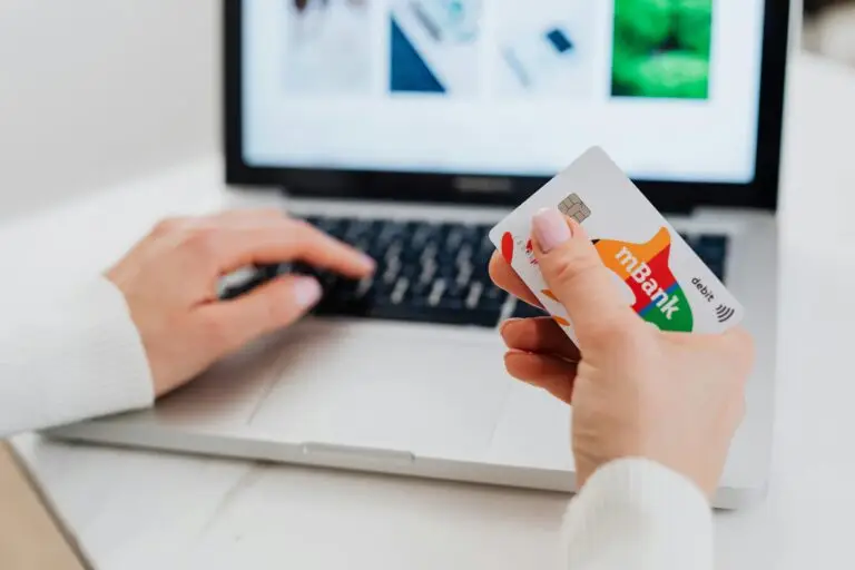 Pessoa comprando voucher online com cartão de crédito no notebook